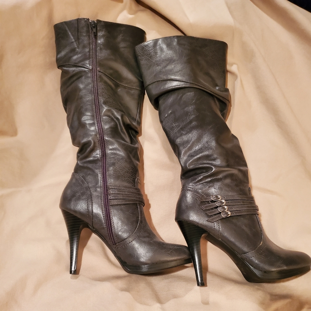 Size 8 gray high heeled dress boots.